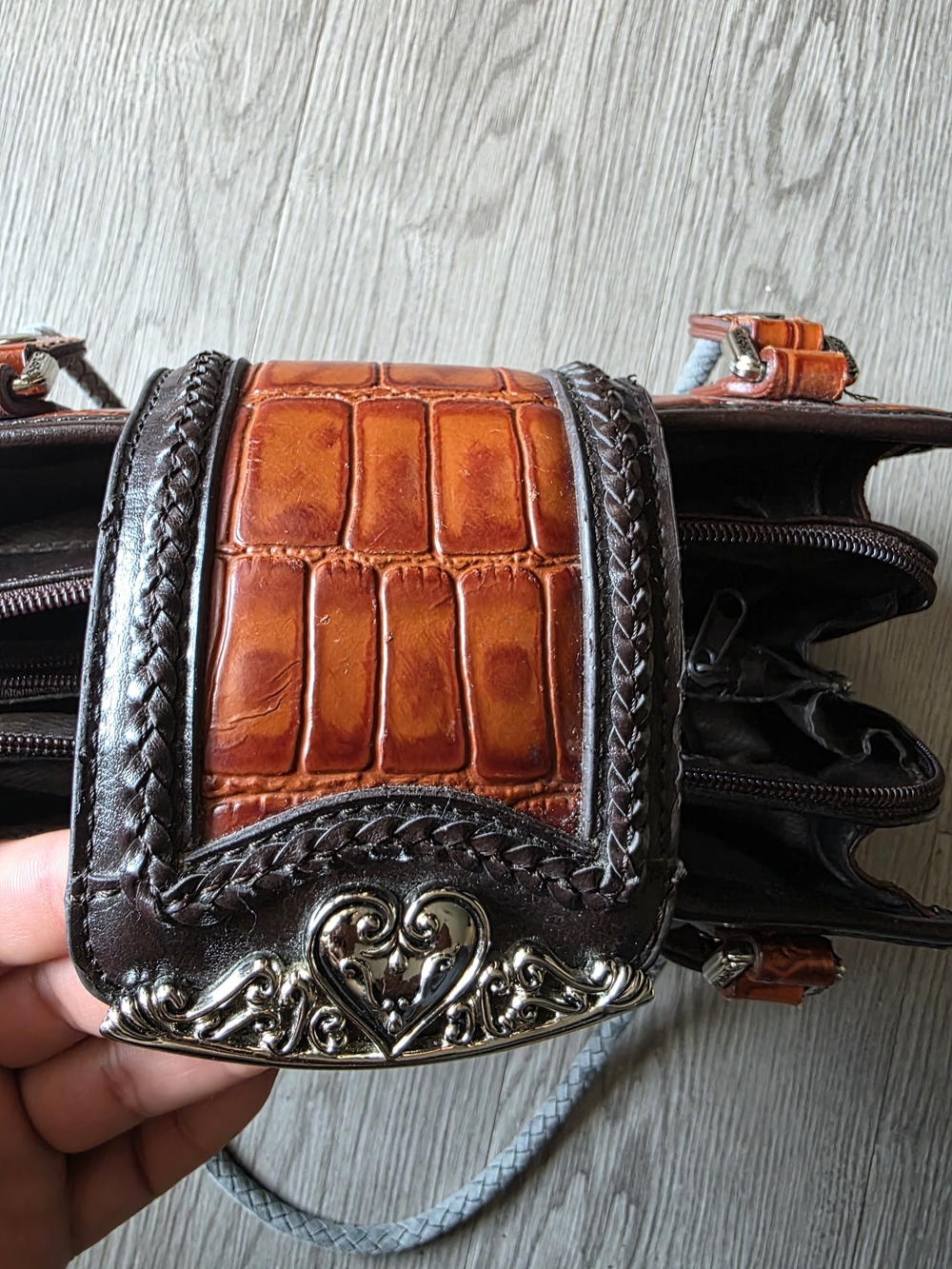 "Bolso M.C. vintage style with multiple compartments and heart detail" - Picture 2 of 10